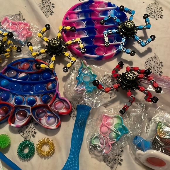 Fidget packs.. 15-18 items per package.. varieties of cool fidget toys.. new - Picture 1 of 7